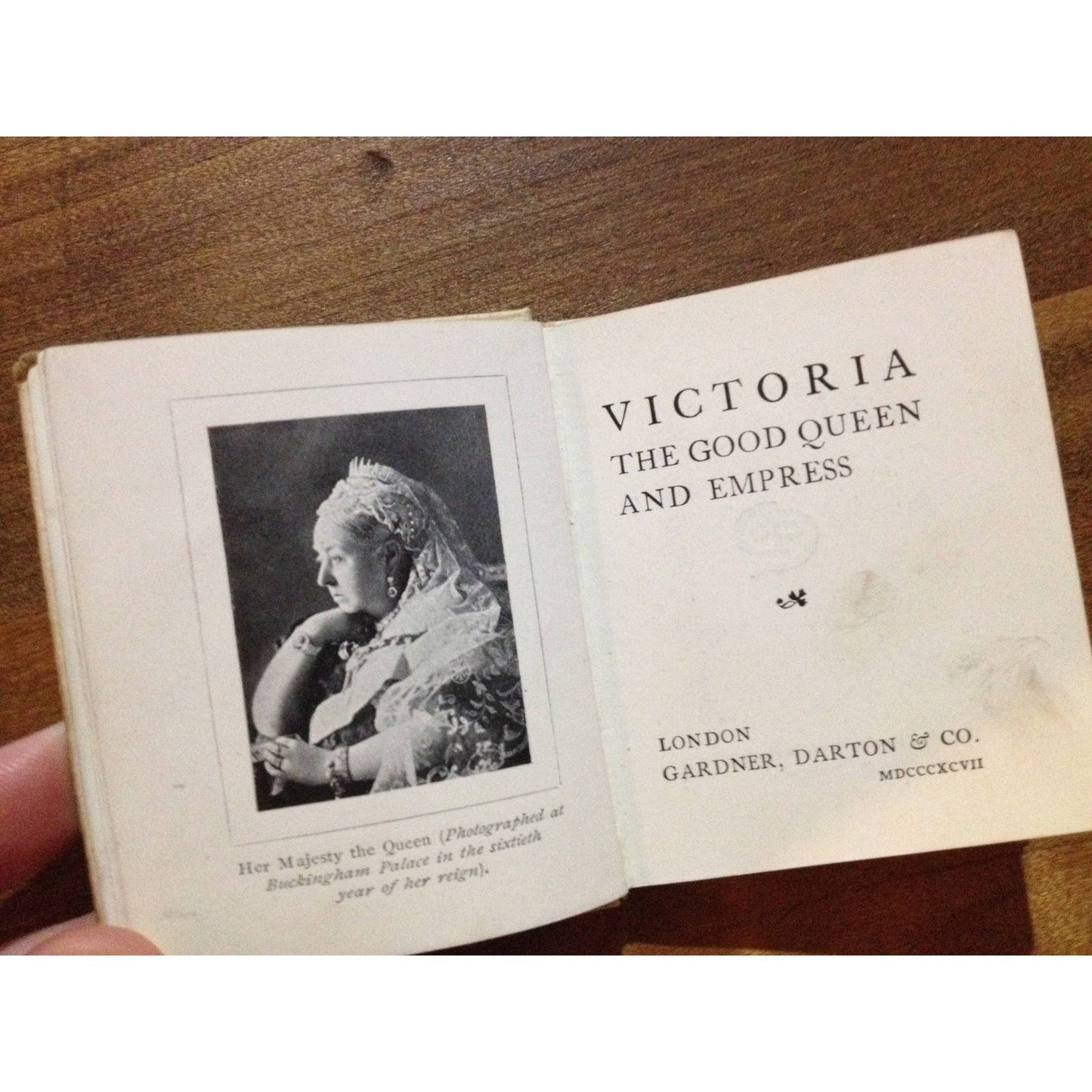VICTORIA. THE GOOD QUEEN AND EMPRESS  BY: ELENOR BULLY BooksCardsNBikes